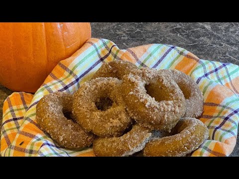 Видео: Уютные кето-пончики с тыквой, посыпанные коричным сахаром | Низкоуглеводное осеннее лакомство