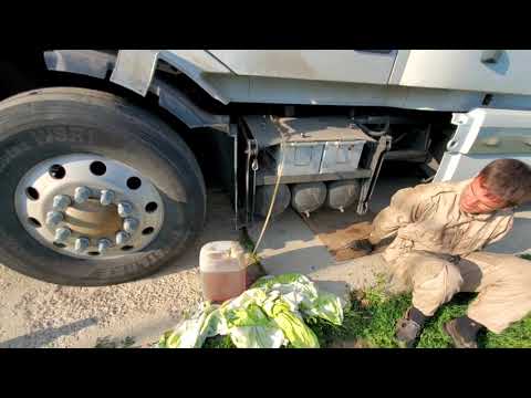 Видео: Замена масла в КПП и мостах Volvo VNL 780