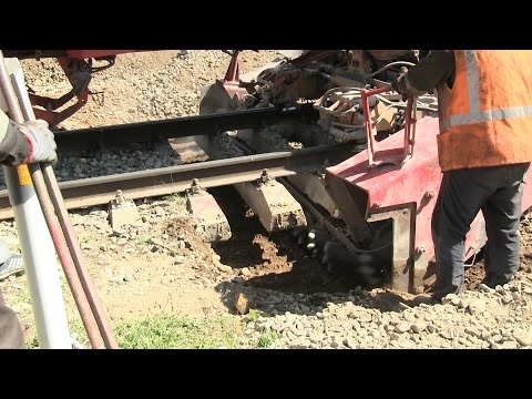 Видео: Щебеноочиститель РМ-80 / Ballast cleaner RM-80 working