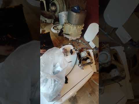 Видео: Замена щёток на стиральной машине candy