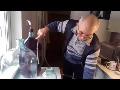 Видео: Снятие с осадка  -  перецеживание  -  вина в домашних условиях