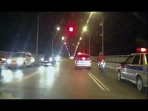 Видео: ЧП-САРАТОВ. ЗАХВАТЫВАЮЩУЮ ПОГОНЮ ЗА МОТОЦИКЛИСТОМ ЗАПЕЧАТЛЕЛ ВИДЕОРЕГИСТРАТОР ПАТРУЛЬНОГО АВТОМОБИЛЯ