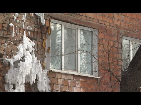 Видео: Не съезжают, но не платят: аварийные общежития в Черногорске остаются в центре конфликта