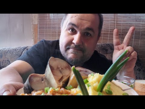 Видео: Обжор - копченая скумбрия, тушеная капуста с пюре и огурчиками