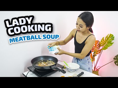 Видео: Фудкастинг №5. Суп с фрикадельками от тайской девушки с Бангла роуд. Пляж Патонг
