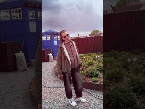 Видео: Космічний сад навесні | Газон, квітники та фасадна зона