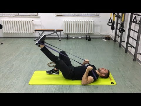 Видео: Упражнения для ягодиц и бедер в домашних условиях с резиновым жгутом. Укрепляем мышцы ног!