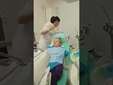 Видео: Супер зубной врач спасает малышку