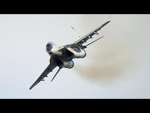 Видео: Одиночный пилотаж Дмитрия Косорукова на МиГ-29УБ. Армия 2020.