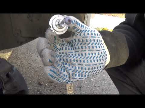 Видео: Opel Astra H универсал Замена лампы ближнего света (Опель Астра H)