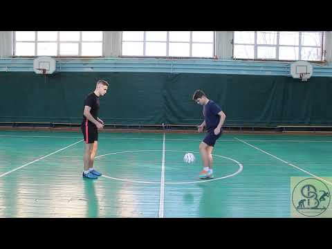 Видео: Остановка и передача катящегося мяча внутренней стороной стопы.5-7 класс
