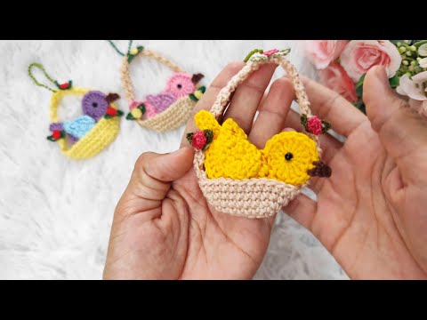 Видео: как связать крючком брелок в виде птицы (с субтитрами)