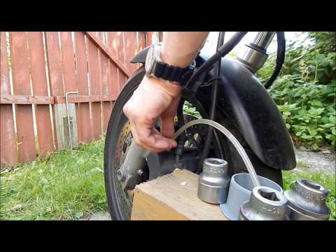 Видео: Прокачать тормоза на Honda CB 400 SF