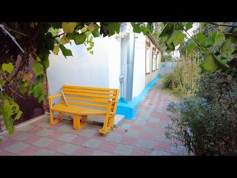 Видео: Иду в Питерке за желтой и синей краской для наружных работ, чтобы покрасить фундамент дома и лавочку