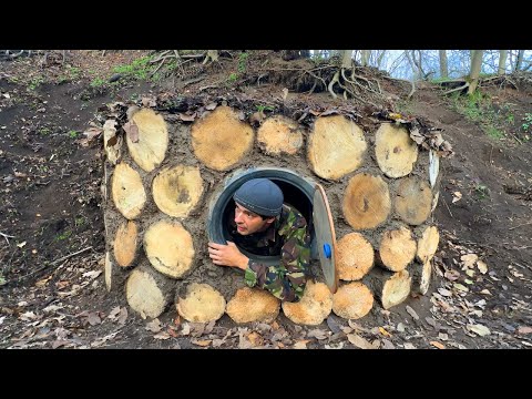 Видео: Как построить укрытие для выживания в лесу? Отличные навыки бушкрафта. bushcraft asmr #bushcraftasmr