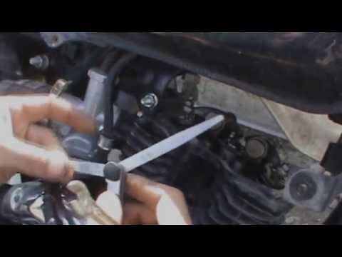 Видео: Как отрегулировать клапана в мотоцикле Рейсер Пантера (RACER PANTHER)