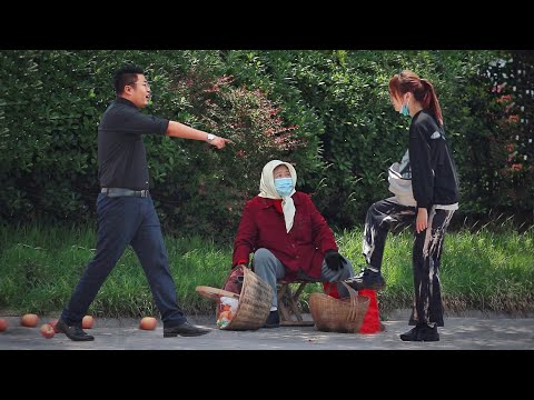 Видео: Когда молодая девушка издевается над бабушкой, которая продает фрукты, что прохожие будут делать?
