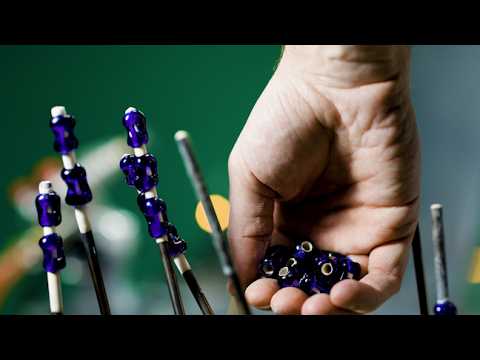 Видео: Путешествие стеклянных бусин по мягкой стеклянной дорожке