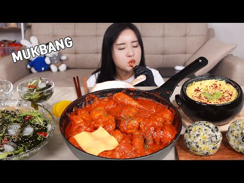 Видео: MUKBANG :) острая курица, обжаренная с розовым соусом | настоящий кулак рисовый шарик.