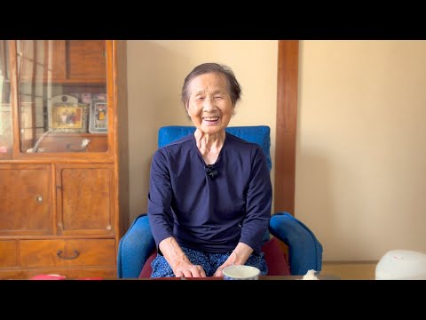 Видео: 93-летняя японская бабушка Киноэ наслаждается традиционными перекусами