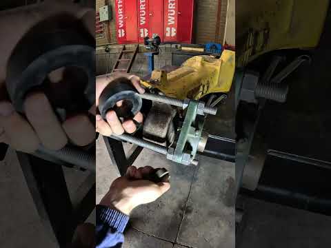 Видео: Ремонт изношенного дифференциала CAT TLB/обратной лопаты!!