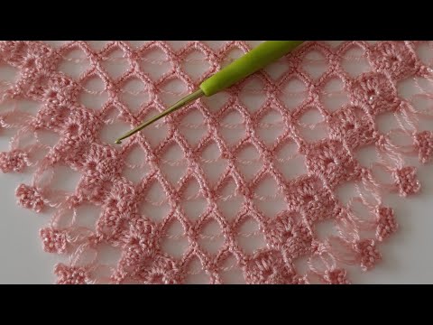Видео: Как связать треугольную шаль крючком - очень простая шаль крючком, схема шарфа для начинающих