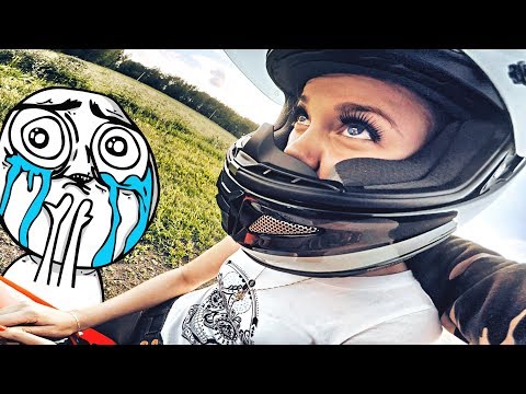 Видео: Девушка плачет - не смогла тронуться на спортивном мотоцикле