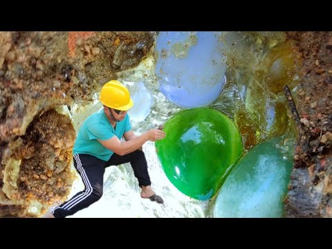 Видео: После селя на склоне холма появились разноцветные каменные шары.