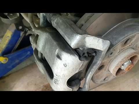 Видео: Renault Kaptur 1.6 CVT. Технический осмотр передних дисковых тормозов.