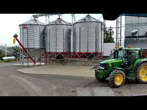 Видео: выгрузка на ферме в Норвегии