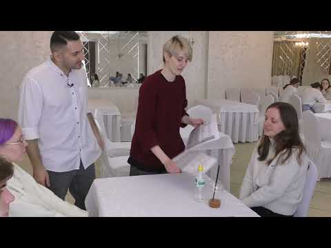 Видео: Как правильно подать меню и представиться гостю — ошибки официантов и идеальный сервис