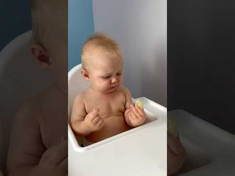 Видео: Артем куштував лимон, а сьогодні лайм 🍋🍈 Реакція неймовірна! #діти #мама #лайм #лимон #реакція