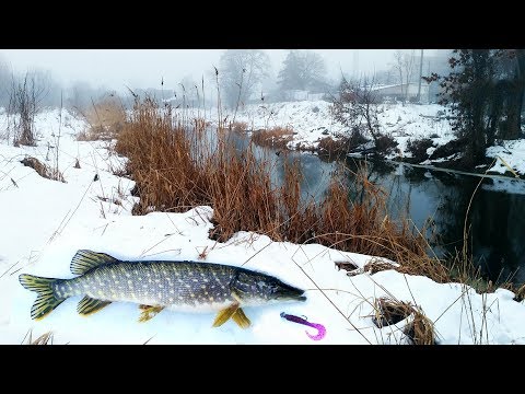 Видео: Ловля щуки на малой реке зимой! Зимний спиннинг и рыбалка на щуку 2019