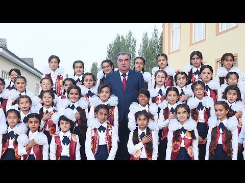 Видео: Президенти мамлакат Эмомалӣ Раҳмон Муассисаи таҳсилоти миёнаи умумии №4-ро дар деҳаи Лоҳутии ноҳи...