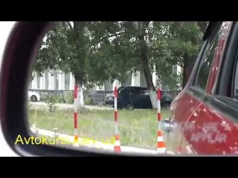 Видео: Параллельная парковка на автомобиле задним ходом.