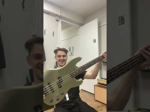 Видео: Долгожданная распаковка гитары!