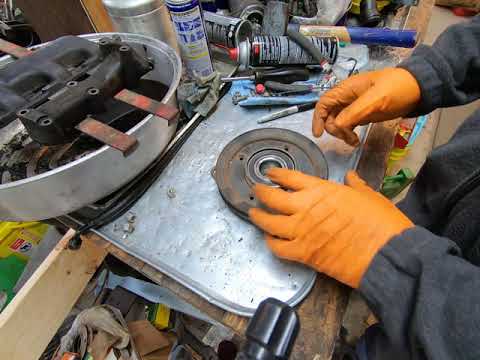 Видео: Подшипник муфты ВОМ John Deere 318, 322 или 332: Часть 1