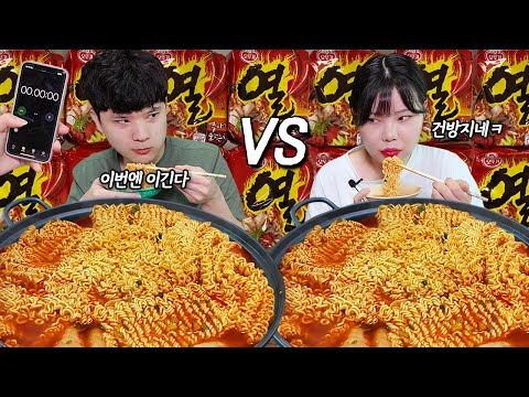 Видео: Младшая сестра VS младший брат, ешьте рамен быстро, кто победит?!🍜Ramen eating show MUKBANG