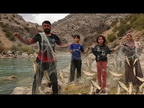 Видео: Семья кочевников ловит рыбу в горной реке и торгует свежим уловом | Кочевая жизнь в Иране