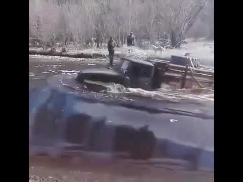 Видео: Урал 4320 лесовоз штурмует реку вброд