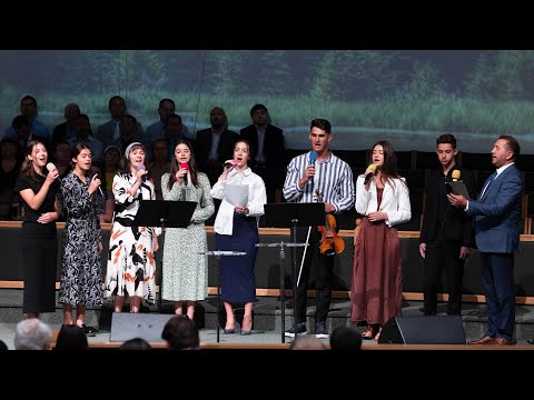 Видео: Пение «Как жаль, а время ушло» - семья Кухарь