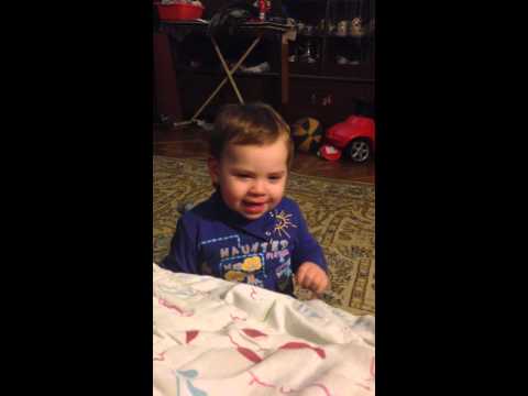 Видео: Малыш чихает)))