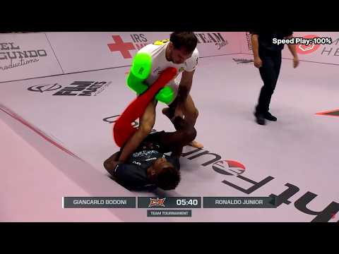 Видео: Джанкарло Бодони мастерски выполняет переходы против Роналду Жуниора - CJI2