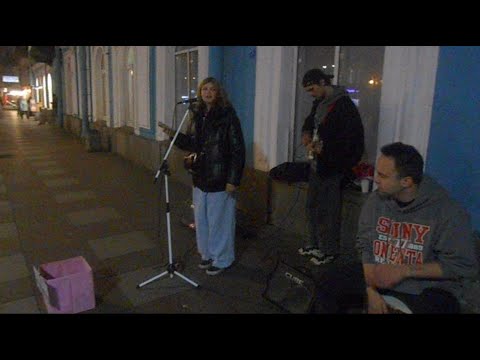 Видео: Уличные музыканты Питер Женя, Лера NotBerry на Невском 10 ноября - Шёлк cover Ваня Дмитриенко