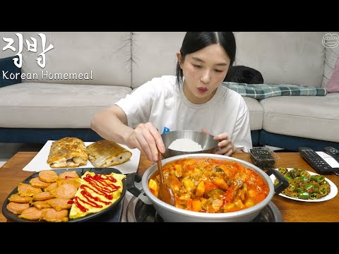Видео: Настоящий мукбан :) Лучшая корейская домашняя еда ☆ Суп Кочуджанг, колбаса, абордаж на гриле