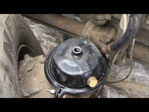 Видео: Замена энергоаккумулятора на тормозную камеру Вольво ФШ/Volvo FH FM.Установка "лягушки",ремонт