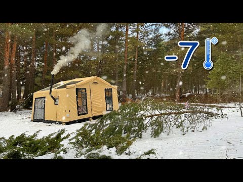 Видео: ЗИМНИЙ КЕМПИНГ С НАДУВНОЙ ПАЛАТКОЙ В ЕЛОВОМ ЛЕСУ | ДРОВЯНАЯ ПЕЧЬ