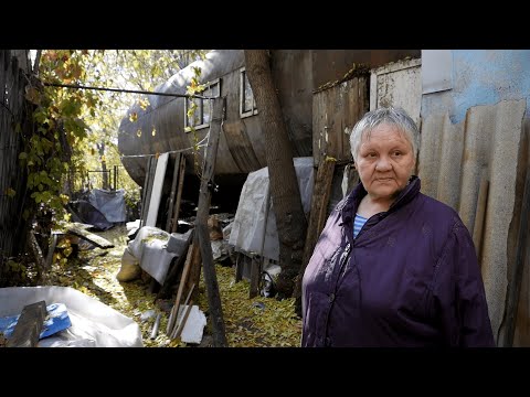 Видео: Женщина на протяжении 35 лет живет в железной бочке