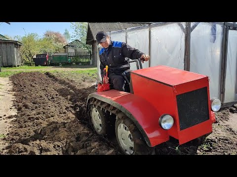 Видео: Гусеничный минитрактор открывает сезон весенних полевых работ.