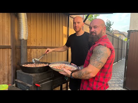 Видео: Множество креветок, приготовленных в казане на огне